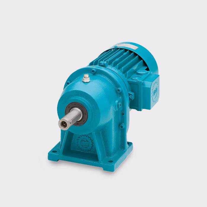Blauer Stirnradgetriebemotor auf weißem Hintergrund