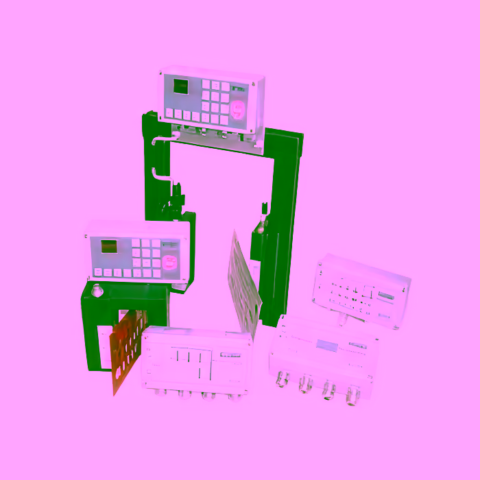 Elektrogeräte und Messgeräte, darunter Steuergeräte und Messmodule, auf hellem Hintergrund.