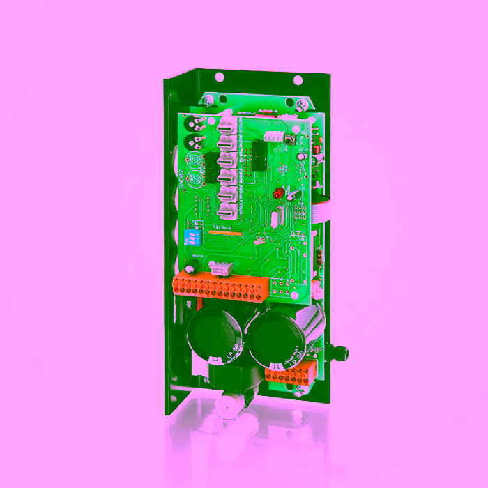 Elektronische Steuerplatine mit Kondensatoren und Steckverbindern in einem Metallgehäuse.
