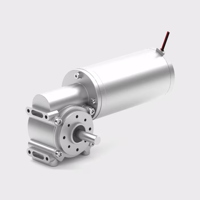 Silberner Elektromotor mit eingebautem Schneckengetriebe auf weißem Hintergrund.