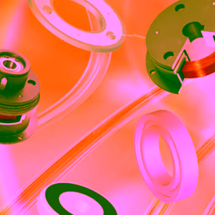 Elektrische Kupplungskomponenten in orangefarbenem Hintergrund mit spiralförmigen Lichtlinien.